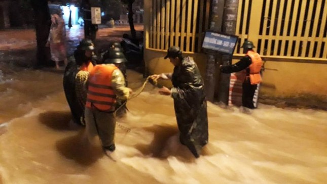 Mưa lớn ở Miền Trung, cảnh báo ngập lụt kinh hoàng ảnh 1