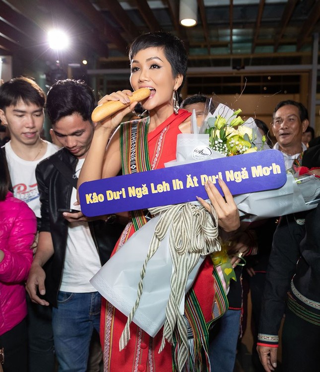 Showbiz 7/1: NSND Trung Hiếu dẫn bạn gái kém 19 tuổi thử váy cưới ảnh 5