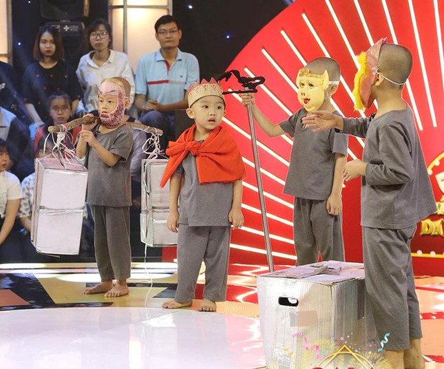 5 chú tiểu mồ côi 'ẵm' 200 triệu đồng, phá lệ 'Thách thức danh hài' ảnh 1