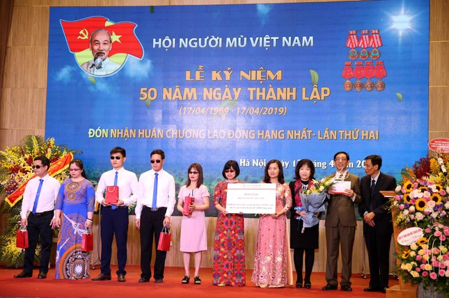 Tặng 1000 điện thoại '9999 hy vọng' giúp người khiếm thị ‘nhìn thấy cả thế giới’ ảnh 4