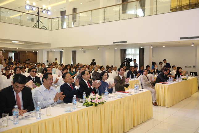 Tặng 1000 điện thoại '9999 hy vọng' giúp người khiếm thị ‘nhìn thấy cả thế giới’ ảnh 1