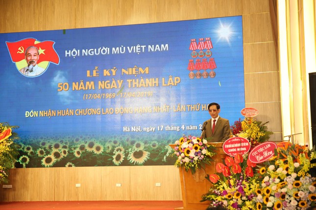Tặng 1000 điện thoại '9999 hy vọng' giúp người khiếm thị ‘nhìn thấy cả thế giới’ ảnh 2