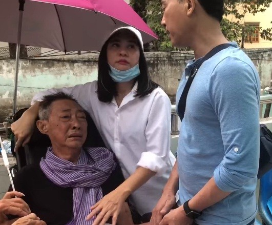Nghệ sĩ Lê Bình khóc nức nở với Cát Phượng: ‘Lần vô thuốc này anh đau quá em ơi’ ảnh 1