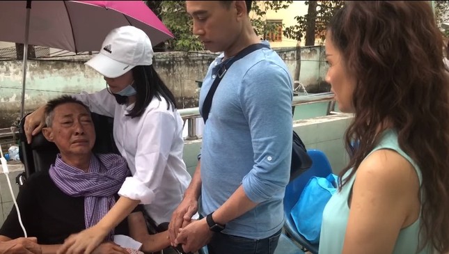 Nghệ sĩ Lê Bình khóc nức nở với Cát Phượng: ‘Lần vô thuốc này anh đau quá em ơi’ ảnh 2