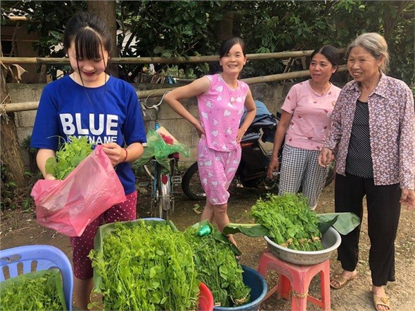 Cô bé bán rau rừng 'duyên ơi là duyên' khiến dân mạng phát sốt ảnh 2