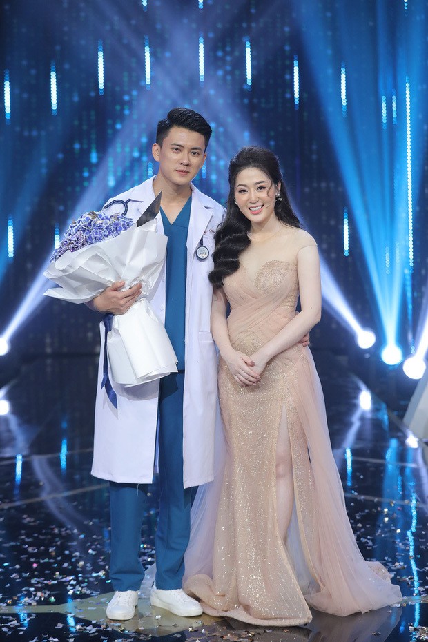 ‘Người ấy là ai’: Bác sĩ điển trai nên duyên với BTV thời tiết bị tố đã có bạn gái ảnh 1