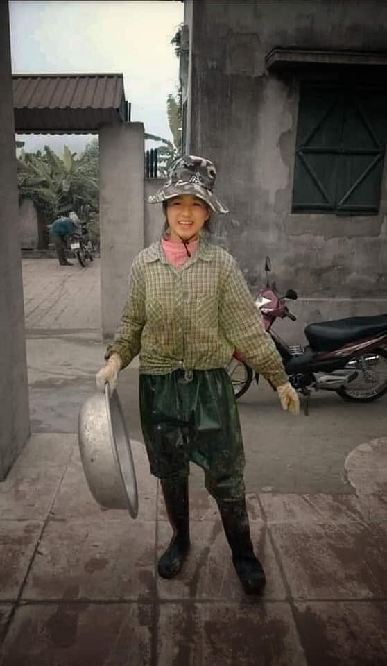Ảnh tân Hoa hậu Đỗ Thị Hà đi cấy gây ‘bão’ mạng xã hội ảnh 1