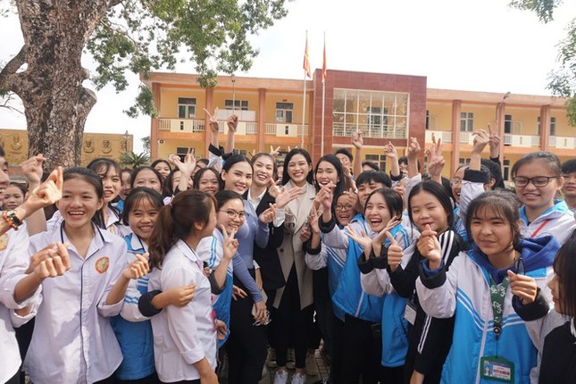 Những hình ảnh mới bình dị, đáng yêu của Hoa hậu Đỗ Thị Hà ở quê nhà ảnh 6