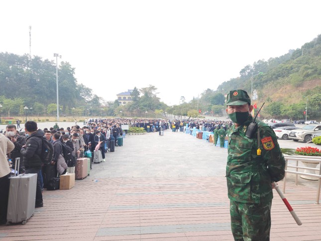 Hơn 3.000 người Trung Quốc rời Việt Nam sau 2 tiếng mở cửa khẩu Lạng Sơn ảnh 5