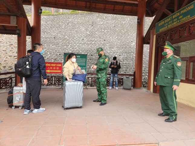 Hơn 3.000 người Trung Quốc rời Việt Nam sau 2 tiếng mở cửa khẩu Lạng Sơn ảnh 6