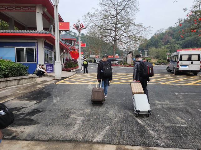Hơn 3.000 người Trung Quốc rời Việt Nam sau 2 tiếng mở cửa khẩu Lạng Sơn ảnh 7
