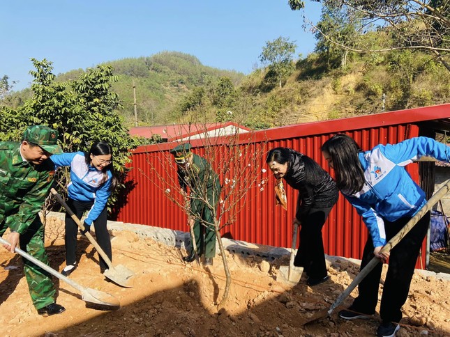 Ra quân trồng cây năm mới tại biên giới Lạng Sơn ảnh 1