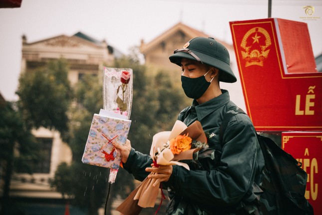 Thanh niên xứ Lạng xúc động nhận hoa, quà trước khi lên đường nhập ngũ ảnh 1
