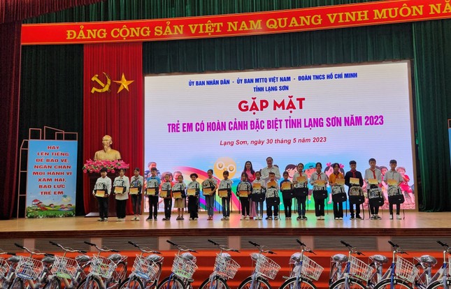 Khai mạc hè, tặng quà trẻ em có hoàn cảnh đặc biệt ảnh 9