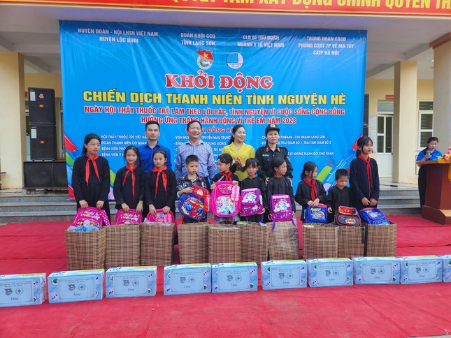 Ngày hội Thầy thuốc trẻ làm theo lời Bác, tình nguyện vì sức khoẻ cộng đồng ở biên giới Lạng Sơn ảnh 4