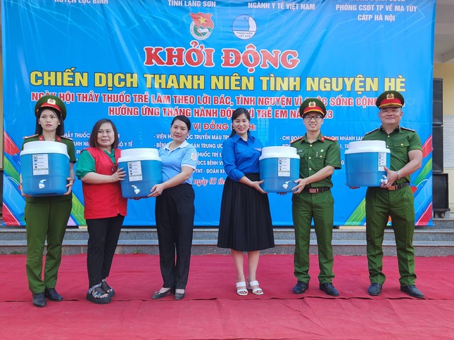 Ngày hội Thầy thuốc trẻ làm theo lời Bác, tình nguyện vì sức khoẻ cộng đồng ở biên giới Lạng Sơn ảnh 6