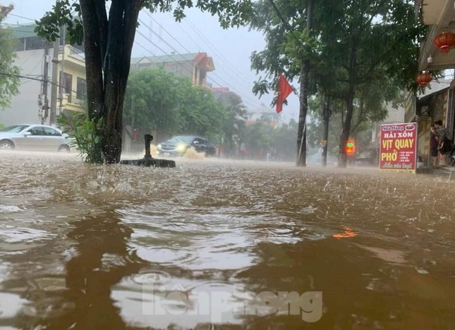 Mưa lũ ở Lạng Sơn làm một người mất tích, đường phố biến thành 'sông' ảnh 2