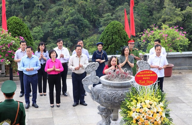 Phó Chủ tịch nước Võ Thị Ánh Xuân dâng hương Đền thờ Chủ tịch Hồ Chí Minh tại Pác Bó ảnh 1