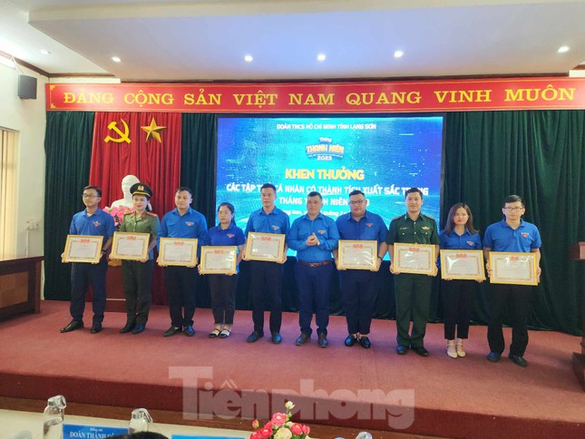 Tôn vinh thủ lĩnh áo xanh trên tuyến đầu Tổ quốc ảnh 5