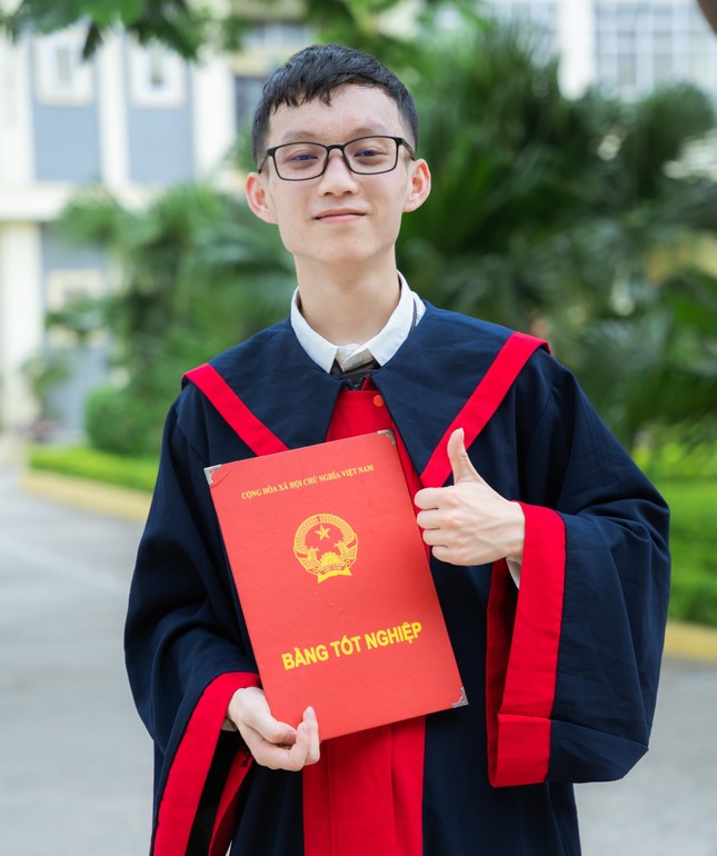 Chàng trai dân tộc Nùng đỗ thủ khoa tốt nghiệp, 18 tuổi được kết nạp Đảng ảnh 2