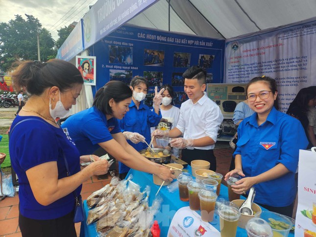 Tuyển dụng việc làm, du học thu hút giới trẻ xứ Lạng ảnh 11