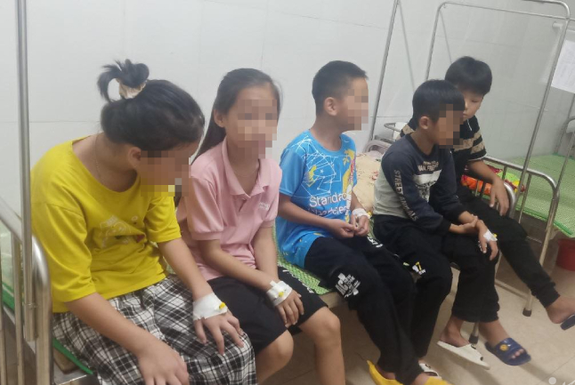 Ăn quà vặt trước cổng trường, 25 học sinh ở Cao Bằng phải nhập viện cấp cứu ảnh 2