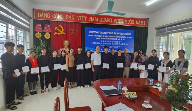 Đại sứ quán Trung Quốc tặng học bổng cho học sinh dân tộc Cao Bằng ảnh 1