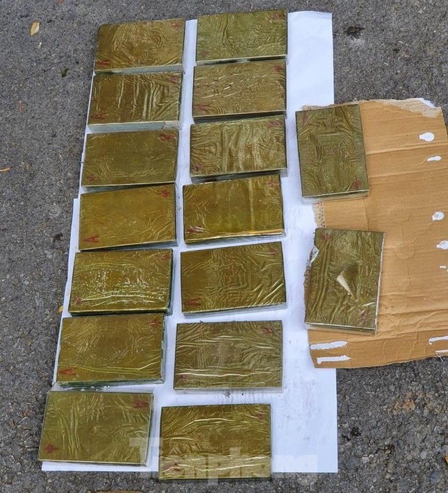 Chặn ô tô tải, thu giữ 16 bánh heroin cất giấu tinh vi ảnh 1
