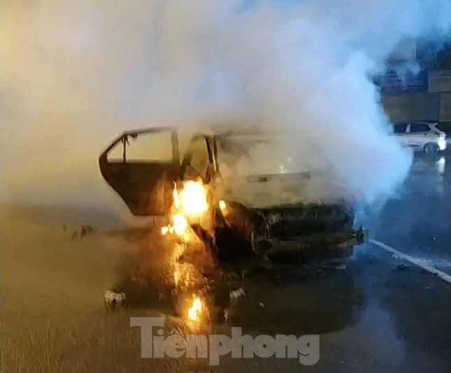 Xe ô tô bốc cháy dữ dội ở thành phố Lạng Sơn ảnh 1