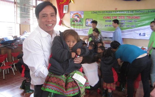 Thầy giáo Cầm Văn Thạnh với một học sinh người Mông trên vùng cao Suối Tọ (Phù Yên, Sơn La). K.T