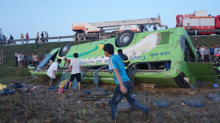 Chiếc xe nằm gọn dưới ruộng.