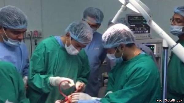 Phóng viên Sanjay Gupta thực hiện ca phẫu thuật. Ảnh: CNN