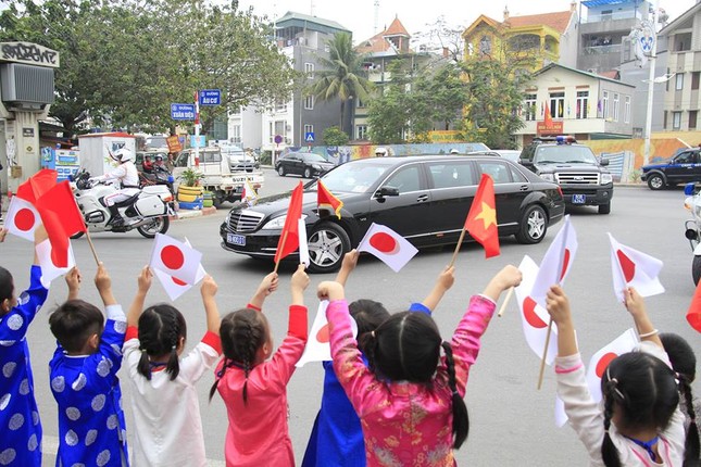 Nhà vua và Hoàng hậu Nhật Bản đã tới Hà Nội ảnh 33