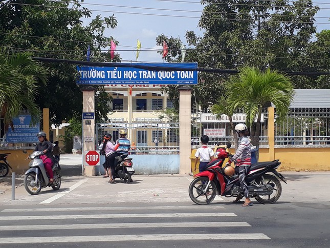 Xôn xao cô giáo mắng trò "đồ quỷ”, thầy giáo choàng vai nữ sinh ảnh 1