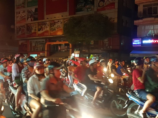 CĐV xuống đường ăn mừng chiến tích của Olympic Việt Nam ảnh 16