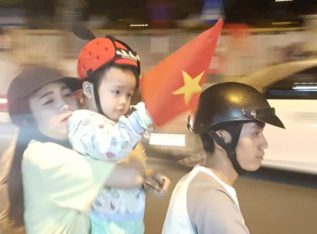 CĐV xuống đường ăn mừng chiến tích của Olympic Việt Nam ảnh 27