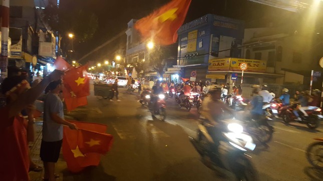 CĐV xuống đường ăn mừng chiến tích của Olympic Việt Nam ảnh 25