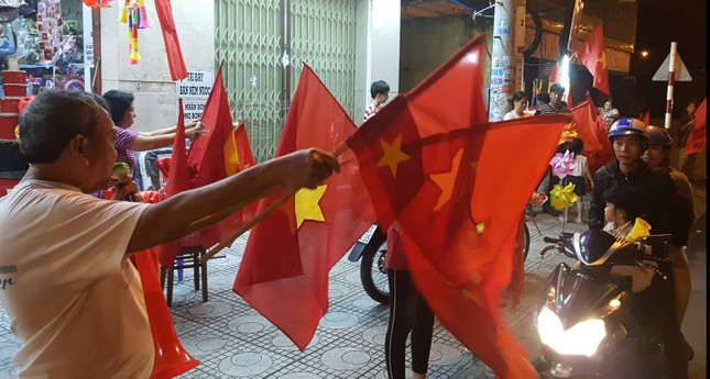 CĐV xuống đường ăn mừng chiến tích của Olympic Việt Nam ảnh 26