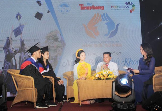 Vinh danh 65 thủ khoa vượt khó, xây dựng tương lai ảnh 12