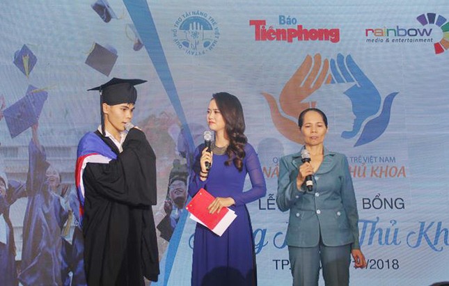 Vinh danh 65 thủ khoa vượt khó, xây dựng tương lai ảnh 11