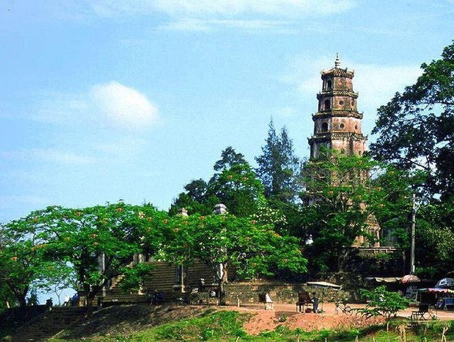 Chúa Nguyễn Hoàng xây chùa nào dưới đây ở Huế?