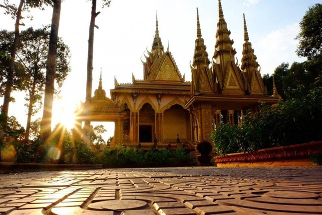 Hiện nay, ngôi chùa Khmer nào lớn được coi là lớn nhất Việt Nam?