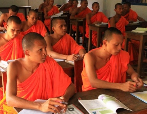 Nam giới dân tộc nào ở Việt Nam có tục đi tu?