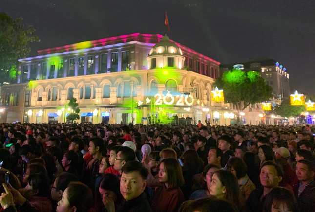 Pháo hoa rực sáng đón năm mới 2020 ảnh 17