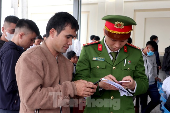 Tuổi trẻ Công an Nghệ An tăng cường hỗ trợ người dân làm hộ chiếu online ảnh 3