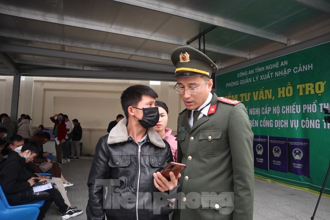 Tuổi trẻ Công an Nghệ An tăng cường hỗ trợ người dân làm hộ chiếu online ảnh 2
