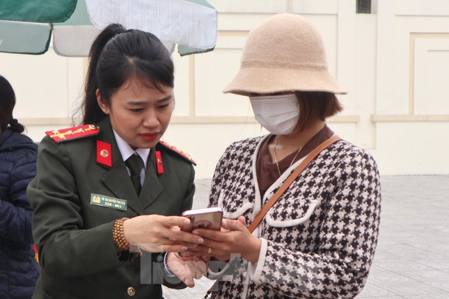 Tuổi trẻ Công an Nghệ An tăng cường hỗ trợ người dân làm hộ chiếu online ảnh 4