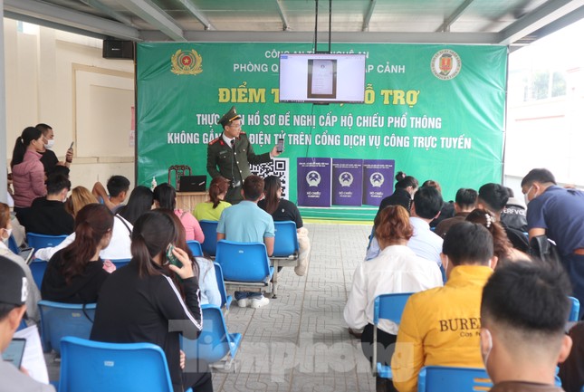 Tuổi trẻ Công an Nghệ An tăng cường hỗ trợ người dân làm hộ chiếu online ảnh 1