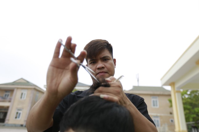 Chàng trai Hà Tĩnh cắt tóc miễn phí cho trẻ mồ côi ảnh 2