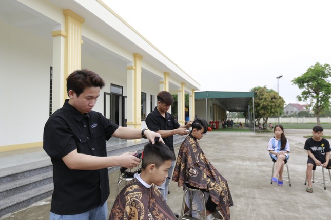 Chàng trai Hà Tĩnh cắt tóc miễn phí cho trẻ mồ côi ảnh 1